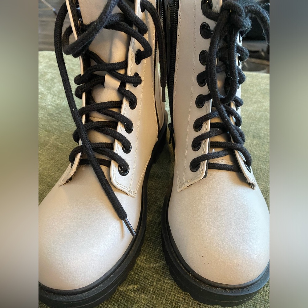 Unr8ed boots woman’s size 7.5
